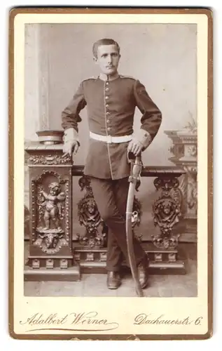 Fotografie Adalbert Werner, München, Dachauerstr. 6, Soldat in Uniform Rgt. 1 mit Säbel und Portepee