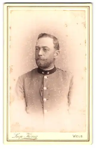 Fotografie Leop. König, Wels, Portrait österreichischer Soldat in Uniform mit Zwirbelbart