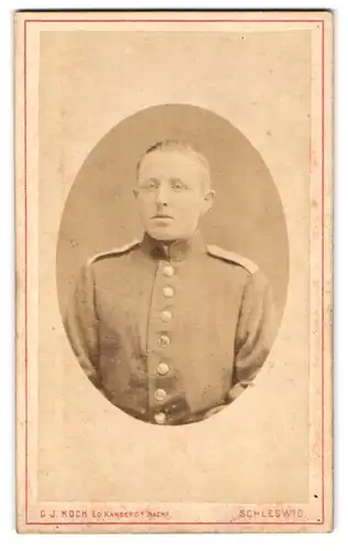 Fotografie C. J. Koch, Schleswig, blonder Soldat in Uniform mit gegelten Haaren