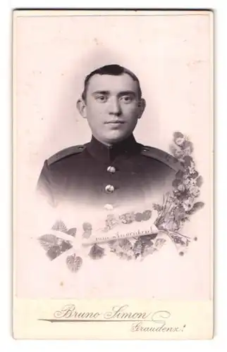 Fotografie Bruno Simon, Graudenz, Lindenstr. 42, junger Soldat in Uniform Rgt. 14