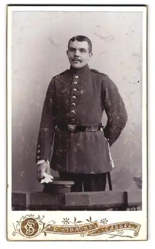 Fotografie C. Strauss, Cassel, Leipziger-Str. 15, Soldat in Uniform mit Bajonett und Portepee