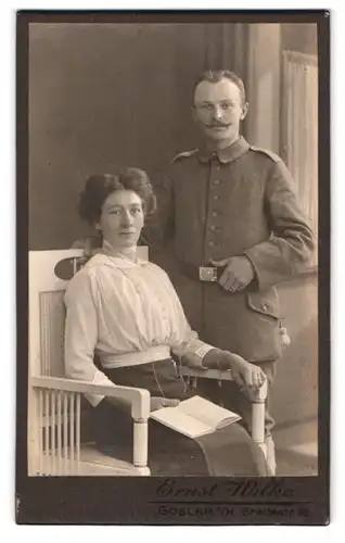 Fotografie Ernst Wilke, Goslar a. H., Breitestr. 98, Soldat in Feldgrau Uniform nebst seiner Frau, Kriegsausmarsch