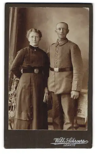 Fotografie Wilh. Schroers, Lehrte, Soldat in Feldgrau Uniform Rgt. x12 nebst seiner Frau zum Kriegsausmarsch
