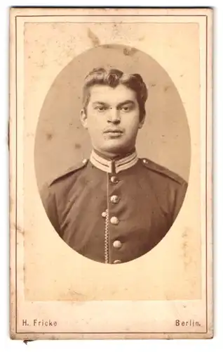 Fotografie H. Fricke, Berlin, Friedrichstr. 247, junger Soldat in Gardeuniform