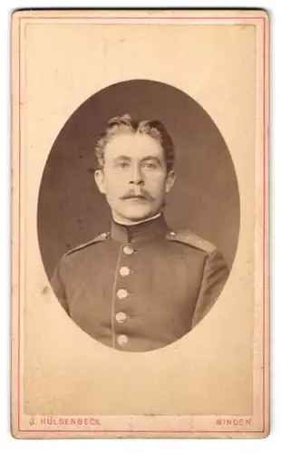 Fotografie J. Hülsenbeck, Minden, Fischerthorwallstr., Soldat in Uniform Rgt. 7 mit Moustache