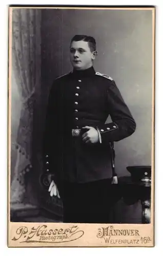 Fotografie P. Hassert, Hannover, Welfenplatz 16a, Portrait junger Soldat in Uniform Rgt. 74 mit Portepee