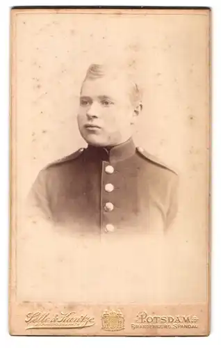 Fotografie Selle & Kuntze, Potsdam, Schwertfegerstr. 14, junger blonder Soldat in Uniform