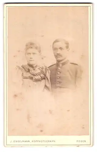 Fotografie J. Engelmann, Posen, Wilhelm-Str. 8, Uffz. in Uniform nebst seiner Frau zum Kriegsausmarsch