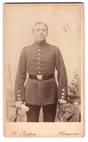 Fotografie H. Richers, Hannover, junger Soldat in Uniform mit Schirmmütze