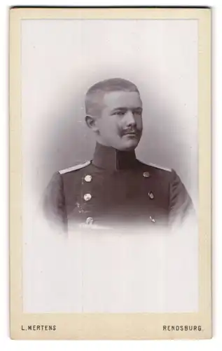 Fotografie L. Mertens, Rendsburg, Am Gymnasium, junger Soldat in Uniform mit Kaiser Wilhelm Bart