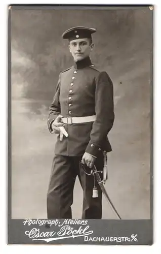 Fotografie Oscar Pöckl, München, Dachauerstr. 6, Portrait Soldat in Uniform Rgt. 3 mit Krätzschen und Säbel