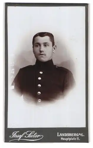 Fotografie Josef Sutor, Landsberg a. Lech, Hauptplatz 11, junger Soldat in dunkler Uniform Rgt. 9