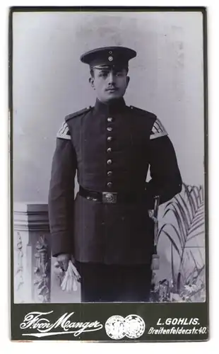 Fotografie F. von Manger, Leipzig-Gohlis, Breitenfelderstr. 40, Musiker Soldat in Uniform Rgt. 107 mit Schwalbennest