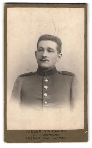 Fotografie Atelier Grubauer, Passau, Steinweg 238, Soldat in Uniform Rgt. 16 mit Moustache