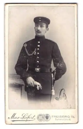 Fotografie Max Seifert, Freiberg i. B., Bahnhofstr. 18, Soldat in Uniform mit Schützenschnur und Bajonett