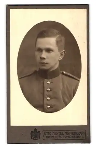 Fotografie Otto Hertel, Freiberg i. S., Erbischerstr. 11, junger Soldat in Uniform Rgt. 12
