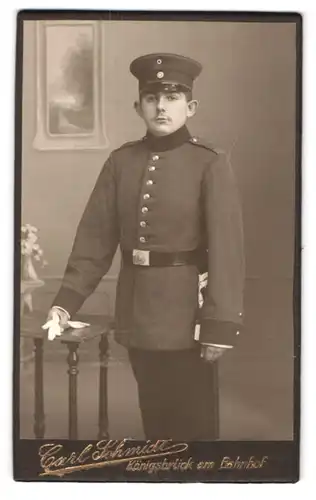 Fotografie Carl Schmidt, Königsbrück, am Bahnhof, Portrait Soldat in Uniform mit Segelohren