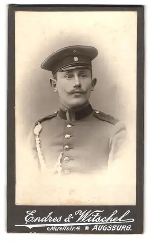 Fotografie Endres & Witschel, Augsburg, Morellstr. 4, Uffz. in Uniform mit Schützenschnur und Kaiser Wilhelm Bart