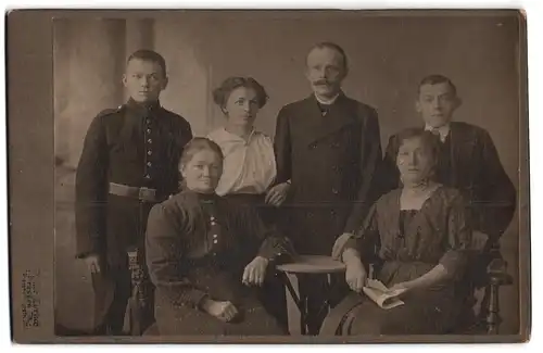 Fotografie Franz Ehrlich, Dresden, Königsbrückerstrasse 105, Junger Soldat in Uniform im Kreise seiner Familie
