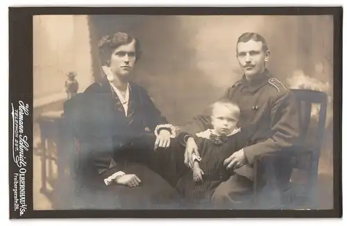 Fotografie Hermann Schmidt, Olbernhau, Freibergerstrasse 28, Soldat in Uniform vom 178. Regiment mit Frau und Kind