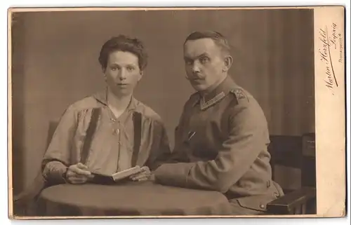 Fotografie Martin Herzfeld, Leipzig, Thomasgasse 4, Soldat in Uniform vom 23. Regiment mit Ehefrau