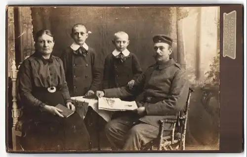 Fotografie F. Jürgens, Tellingstedt, Soldat in feldgrauer Uniform mit Familie