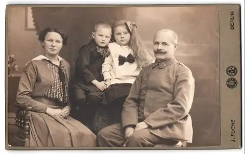 Fotografie J. Fuchs, Berlin, Älterer Soldat in Uniform vom 16. Regiment mit Familie