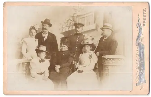 Fotografie Aug. Duve, Preetz, Soldat in Uniform mit Familie