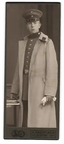 Fotografie H. Arnemann, Münster i. W., Frauenstrasse 1, Junger Soldat in Uniform mit Schirmkappe