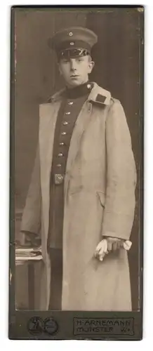 Fotografie H. Arnemann, Münster i. W., Frauenstrasse 1, Junger Soldat in Uniform mit Schirmkappe