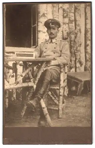 Fotografie M. Frölich, Flensburg, Soldat Franz Lorenzen in Uniform vor Unterstand