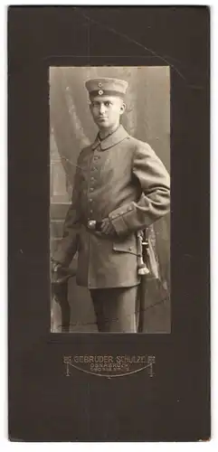 Fotografie Gebrüder Schulze, Osnabrück, Grosse Strasse 19, Soldat in Uniform mit Krätzchen und Portepee, Theo Schmidt