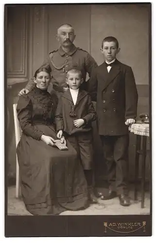 Fotografie Ad. Winkler, Görlitz, Soldat in Uniform mit Schützenschnur