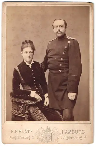 Fotografie H. F. Plate, Hamburg, Jungfernstieg 6, Soldat in Uniform mit Siegelring