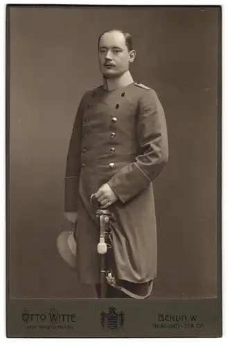 Fotografie Otto Witte, Berlin, Tauenzien-Strasse 13a, Soldat in Uniform mit Säbel und Portepee
