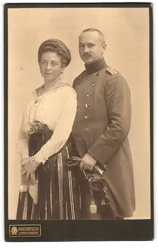 Fotografie A. Wertheim, Berlin, Leipziger Strasse, Soldat in Uniform mit Säbel und Frau