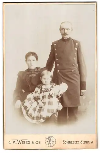 Fotografie A. Weiss & Co., Berlin-Schöneberg, Hauptstr. 14, Soldat in Unifrom mit Frau und Tochter