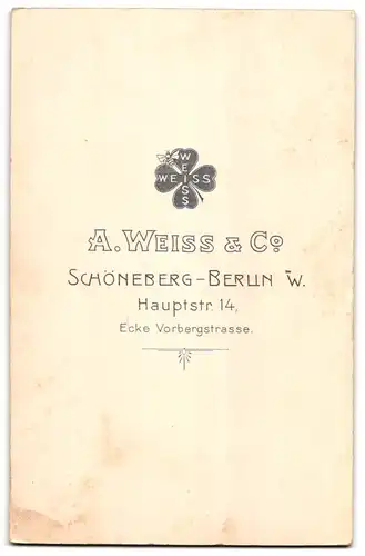 Fotografie A. Weiss & Co., Berlin-Schöneberg, Hauptstr. 14, Soldat in Unifrom mit Frau und Tochter