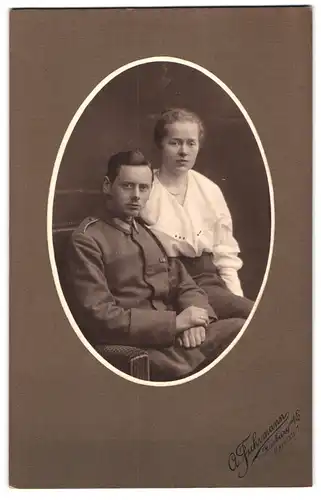 Fotografie A. Fuhrmann, Harburg a/E., Maretstr. 1, Soldat in Unifrom mit Frau in weisser Bluse