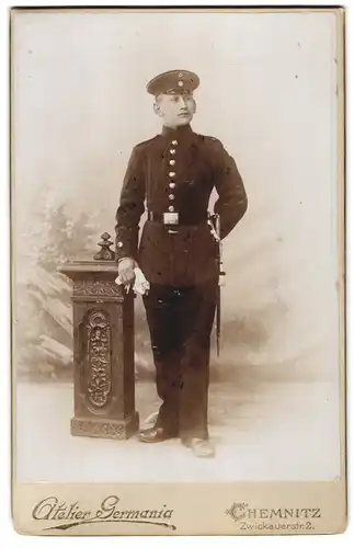 Fotografie Atelier GErmania, Chemnitz, Zwickauerstr. 2, Soldat in Unifrom mit Säbel steht vor Naturkulisse