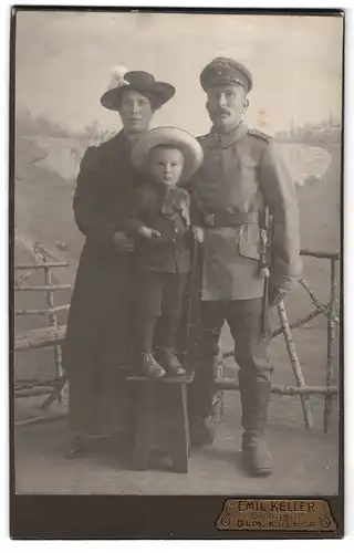Fotografie Emil Keller, Ulm, Karlstr. 50, Soldat in Uniform mit Frau und Sohn, Kriegsausmarsch