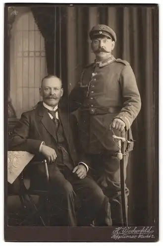 Fotografie H. Wachenfeld, Hofgeismar, Markt 2, Soldat mit Schützenschnur und Portepee am Säbel mit Herr mit Krawatte