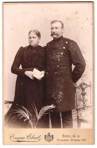 Fotografie Eugen Ebert, Berlin, Brunnen-Str. 165, Soldat in Unifrom mit Schnauzbart mit Frau in Kleid