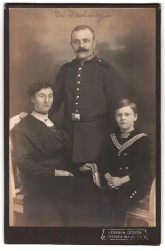 Fotografie Hermann Kotzsch, Dresden-Blasewitz, Striesenerstr. 11, Soldat in Unifrom mit Frau und Sohn, Kriegsausmarsch