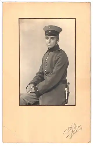 Fotografie F. Beck, Magdeburg, Junger Soldat in Uniform mit Schirmmütze und Säbel