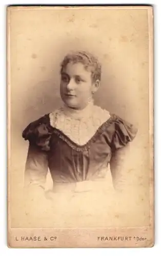Fotografie L. Haase & Co., Frankfurt a /Oder, Junge Dame mit zurückgebundenem Haar