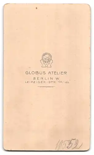 Fotografie Atelier Globus, Berlin-W., Leipziger-Str. 132-135, Junge Dame in zeitgenössischer Kleidung