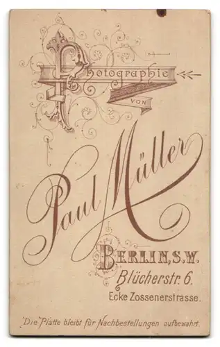 Fotografie Paul Müller, Berlin-SW, Blücherstr. 6 Ecke Zossenerstr., Junge Dame im Kleid mit Halskette