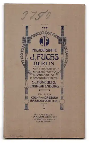 Fotografie J. Fuchs, Berlin-N., Friedrichstr. 108, Kleiner Junge im Kleid mit einem Heft