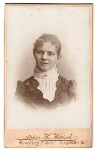 Fotografie H. Wittrock, Hamburg-St. Pauli, Langereihe 54, Junge Dame mit zurückgebundenem Haar